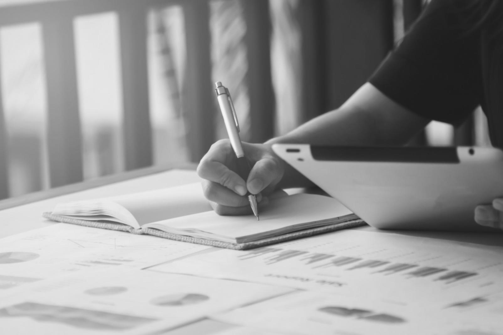 Session de formation en analyse financière avec tableaux et graphiques
